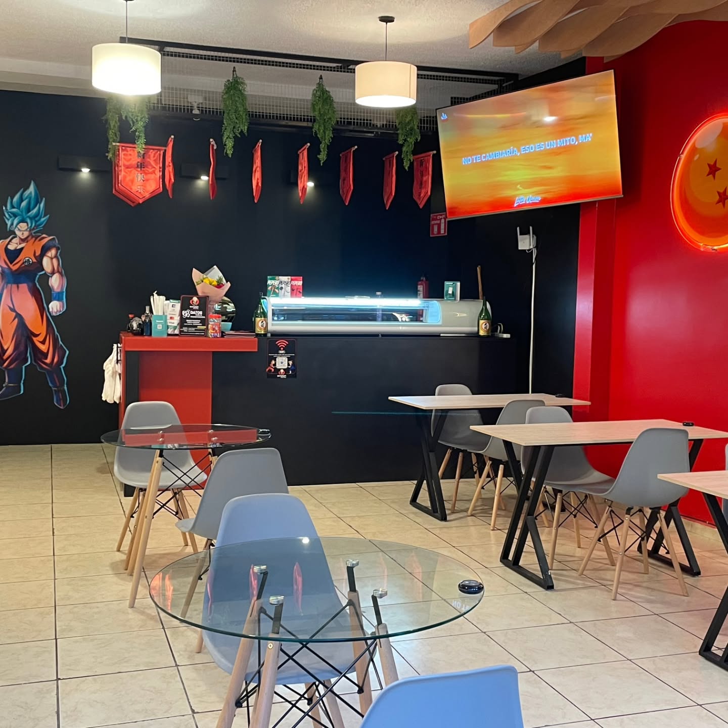 Interior del restaurante Saiyajin Sushi Roll