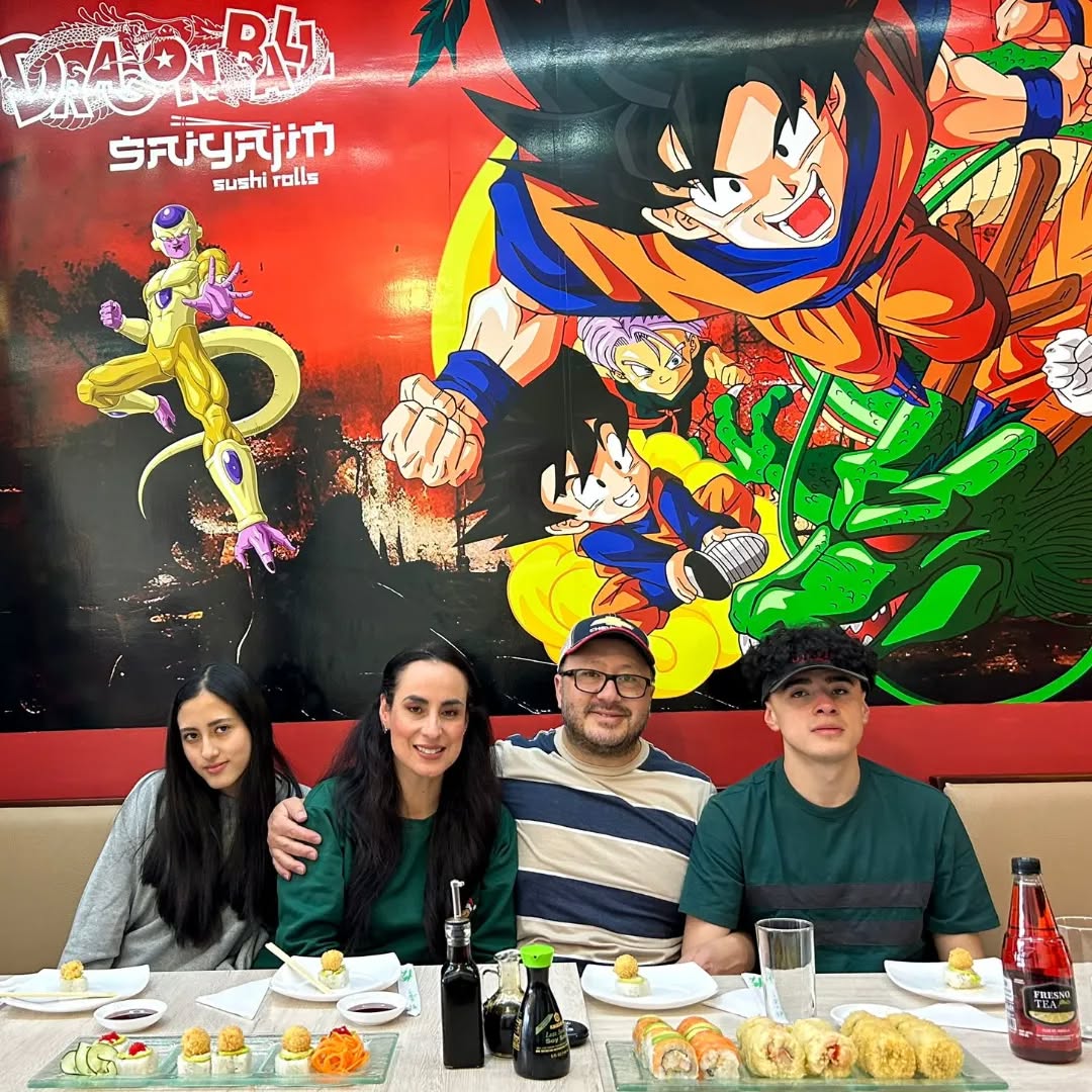 Clientes disfrutando en Saiyajin Sushi Roll